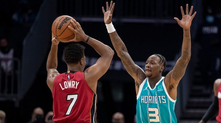 Lowry defendido por Rozier en un partido