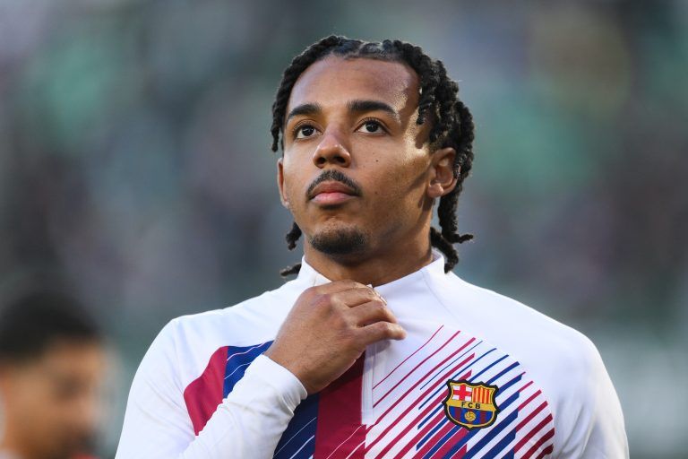 Jules Kounde con la camiseta del Barça
