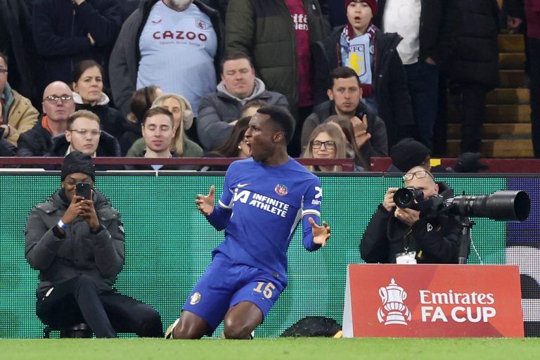 Jackson celebra el 0-2 en Villa Park