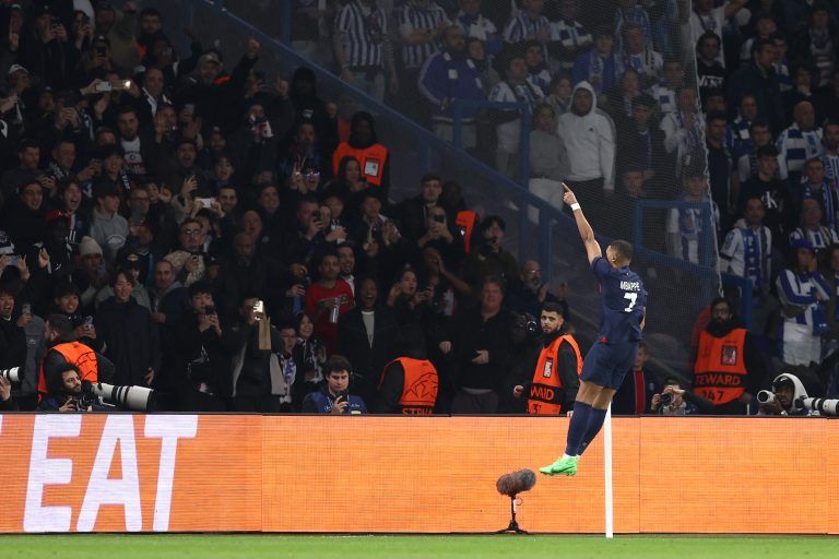 Kylian Mbappé celebra el gol.