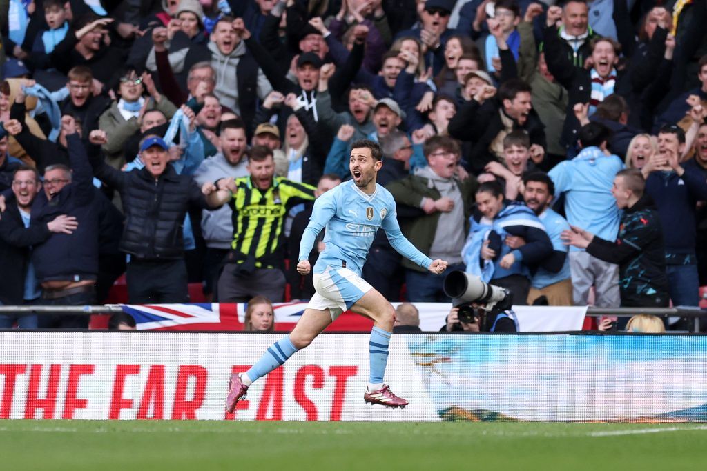 Una imagen de archivo de Bernardo Silva en un partido ante el Chelsea corre la banda