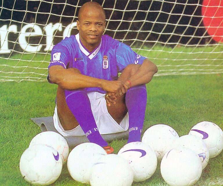 Dely Valdés en el Oviedo para un reportaje de Don Balón