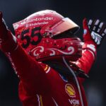Carlos celebrando
