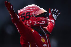 Carlos celebrando