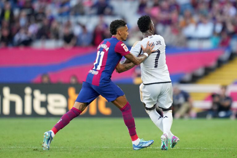 Raphinha y Vinicius en un Clásico (Photo by Alex Caparros/Getty Images)