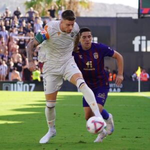 Raúl Sánchez golpeando el balón / Fuente X: @cdcastellon