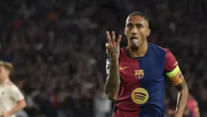 Raphinha celebrando su "hat-trick" ante el Bayern / Fuente: headtopics.com