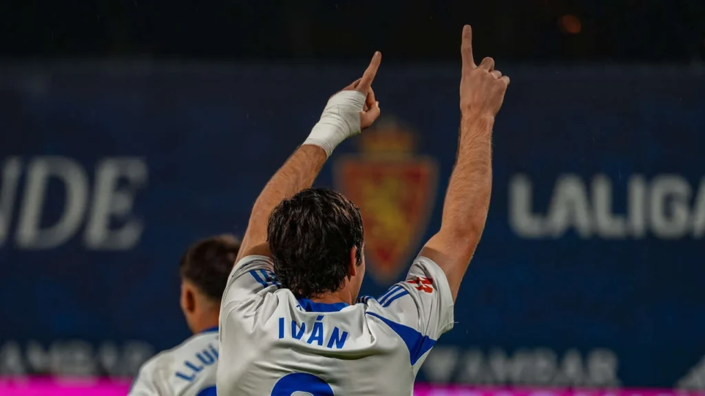 Iván Azon celebrando uno de los goles en la victoria del Zaragoza