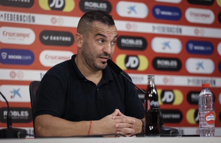 Adrián Hernández en la rueda de prensa