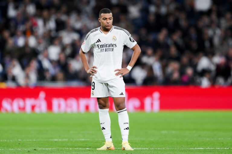 El jugador del Real Madrid, Kylian Mbappé alicaido, en una imagen de archivo ante el FC Barcelona