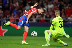 Lucas Chevalier interesa al FC Barcelona.