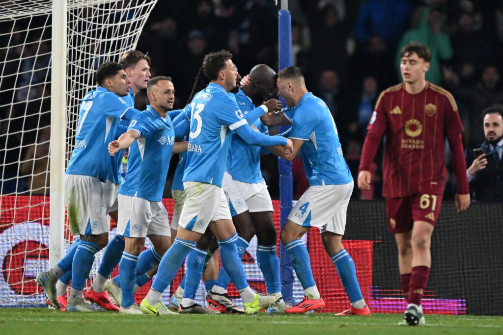 NAPOLES, ITALY - NOVEMBER 24: Romelu Lukaku, felicitado por sus compañeros, en el gol que dio la victoria al Nápoles (Photo by Francesco Pecoraro/Getty Images)