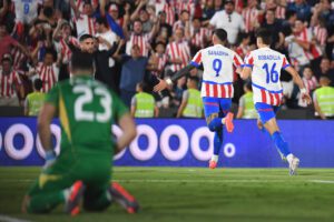 Con una espectacular chilena, Paraguay empató a Argentina en la primera mitad del juego.