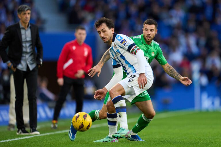 Oyarzabal y Ruibal disputando un balón en un Real Sociedad Betis