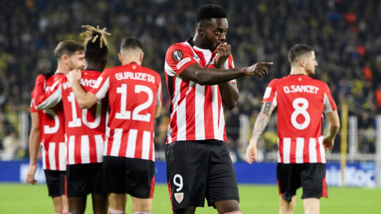 Iñaki Williams se besa el escudo tras el primer gol