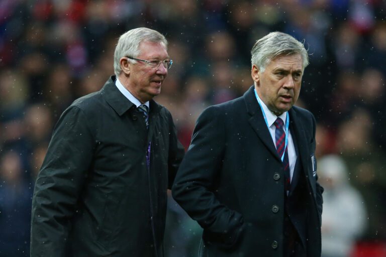 Carlo Ancelotti y Alex Ferguson, dos de los entrenadores que aparecen en la lista, charlan durante un partido