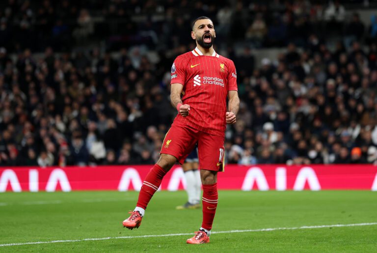 Mohamed Salah celebra su tanto ante el Tottenham