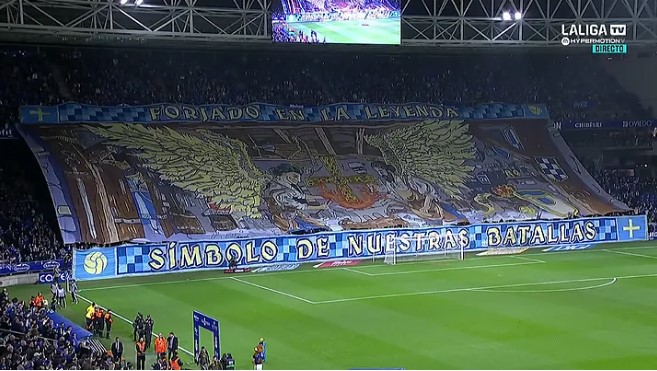 Tifo afición del Real Oviedo antes de comenzar el derbi asturiano ante el Sporting de Gijón