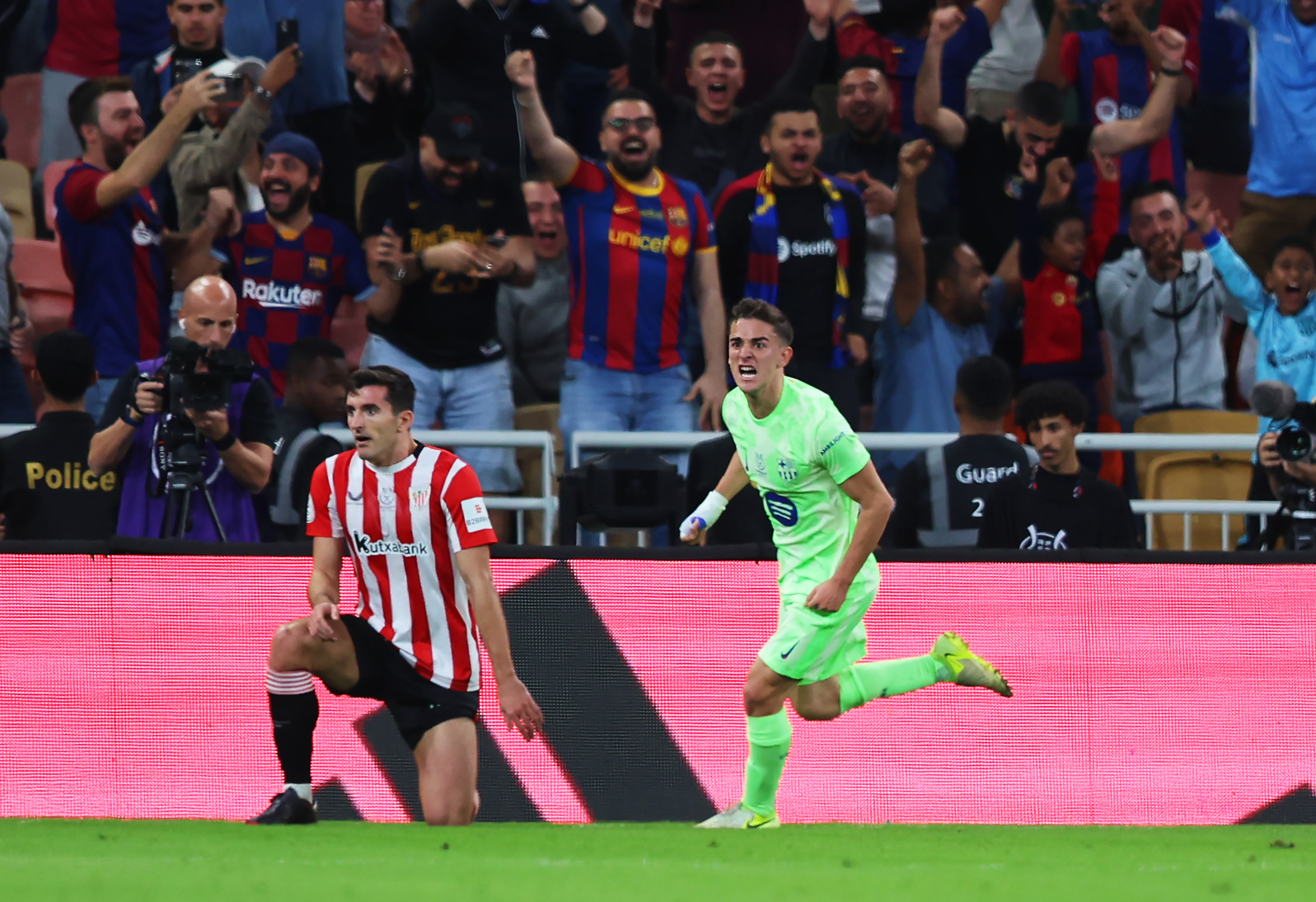Gavi celebrando con el Barcelona al Athletic