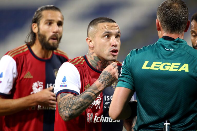 Radja Nainggolan en partido con la mirada fija hacia un lugar