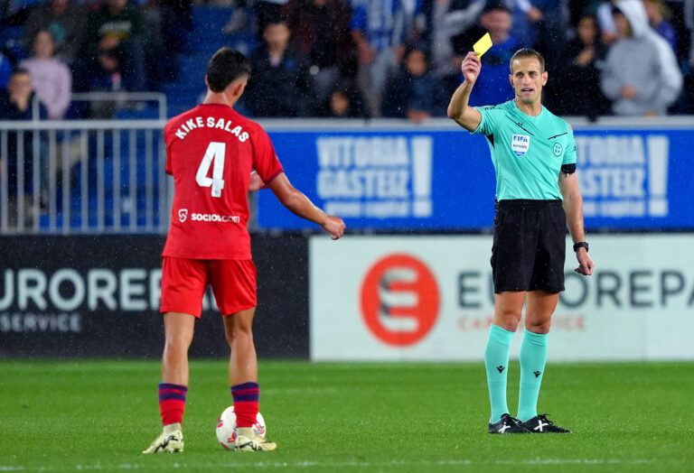 Kike Salas recibe una tarjeta amarilla de Alberola Rojas