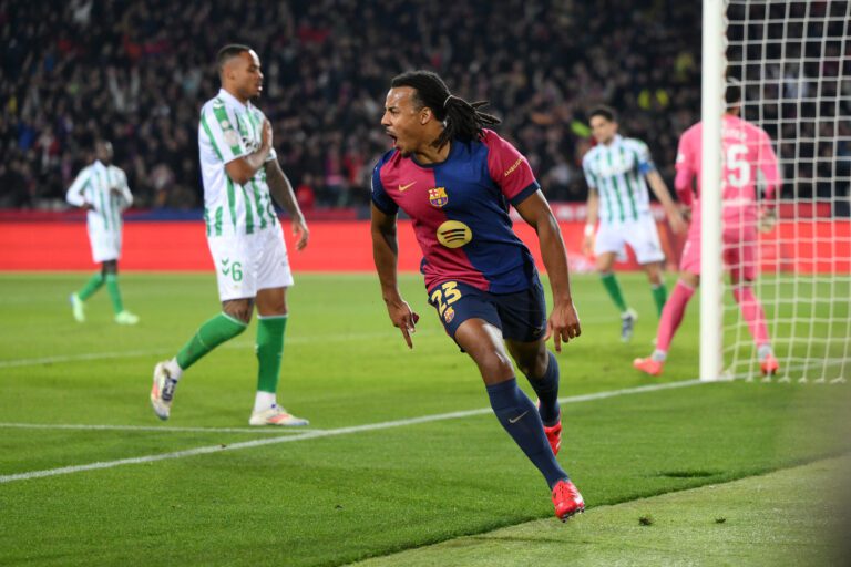 Kounde celebra uno de los goles del FC Barcelona