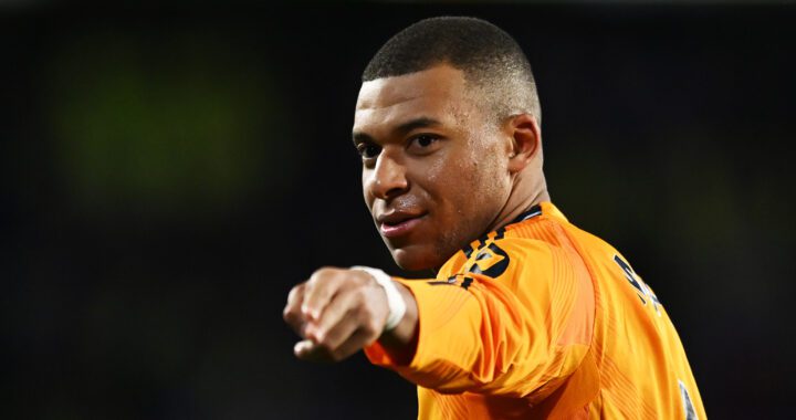 Kylian Mbappé recibe el premio al jugador del mes de manos de la Liga