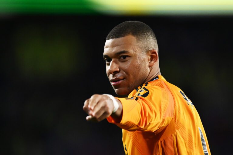 Kylian Mbappé recibe el premio al jugador del mes de manos de la Liga
