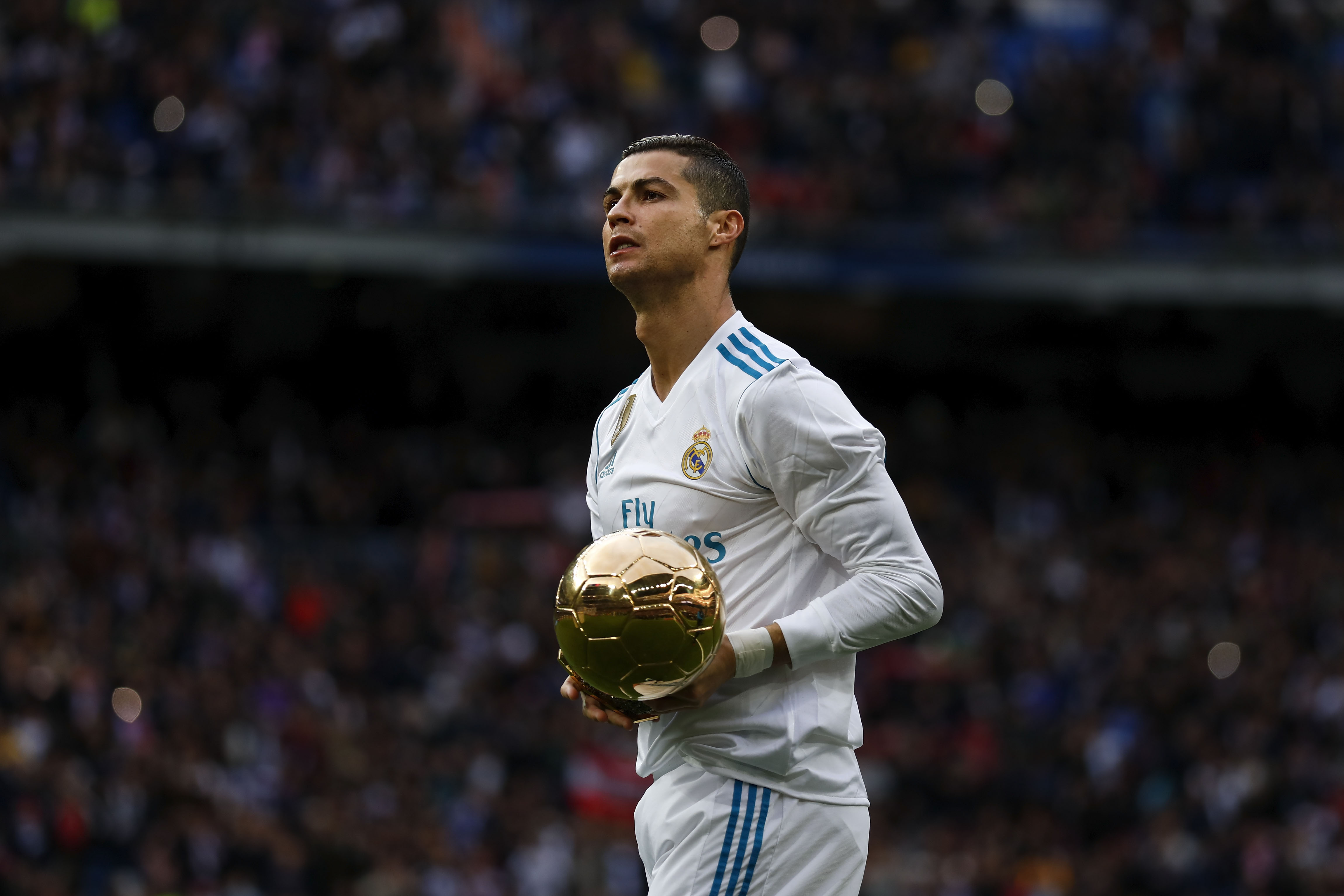 Cristiano Ronaldo con uno de su balones de Oro