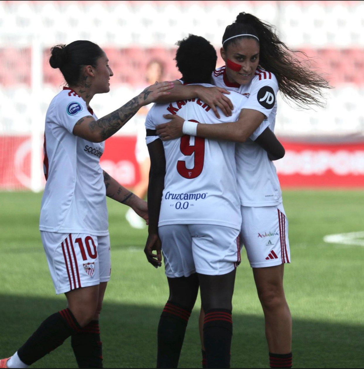 abrazo de las jugadoras del sevilla