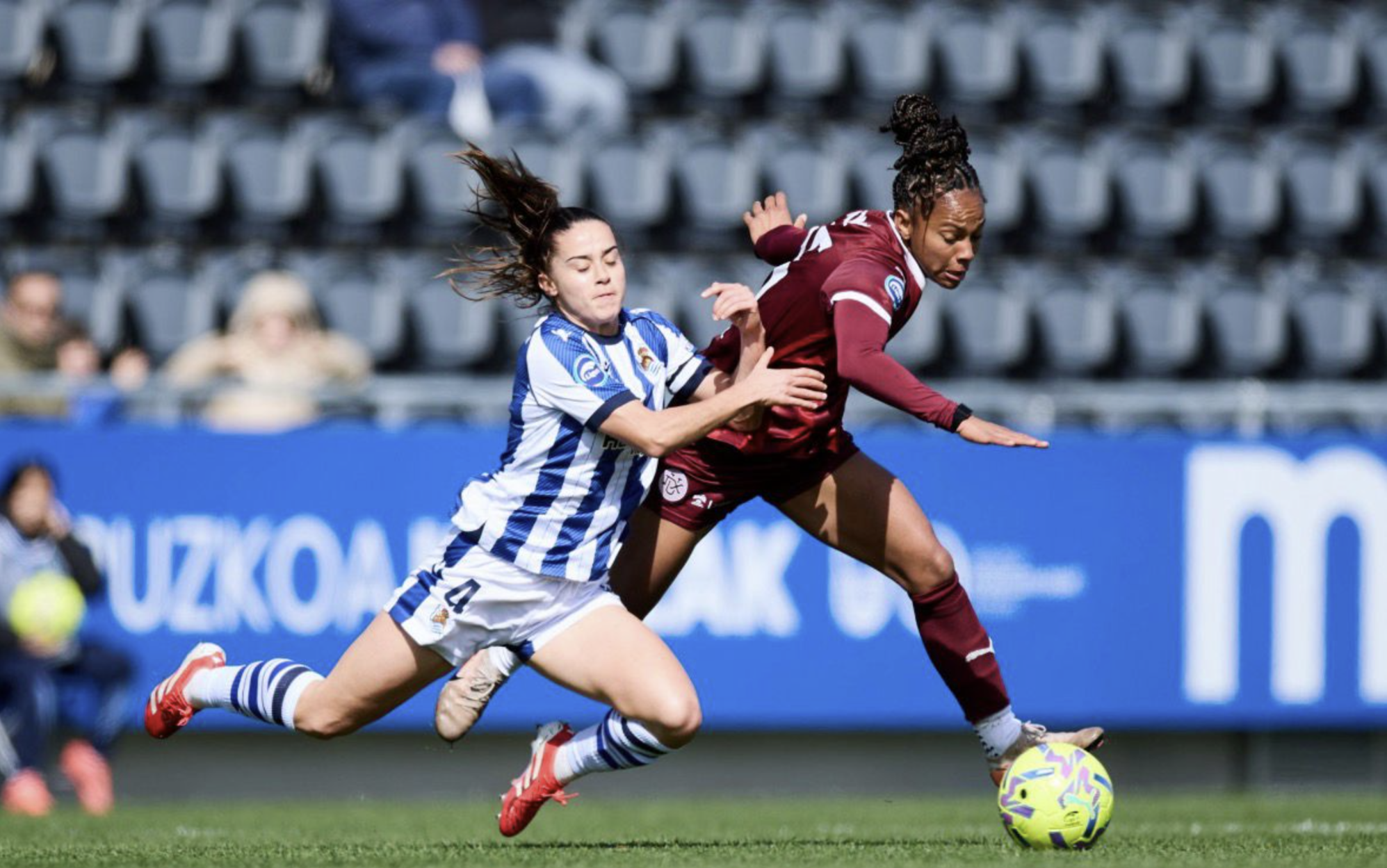 Jugadoras de la Real Sociedad y el DUX Logroño