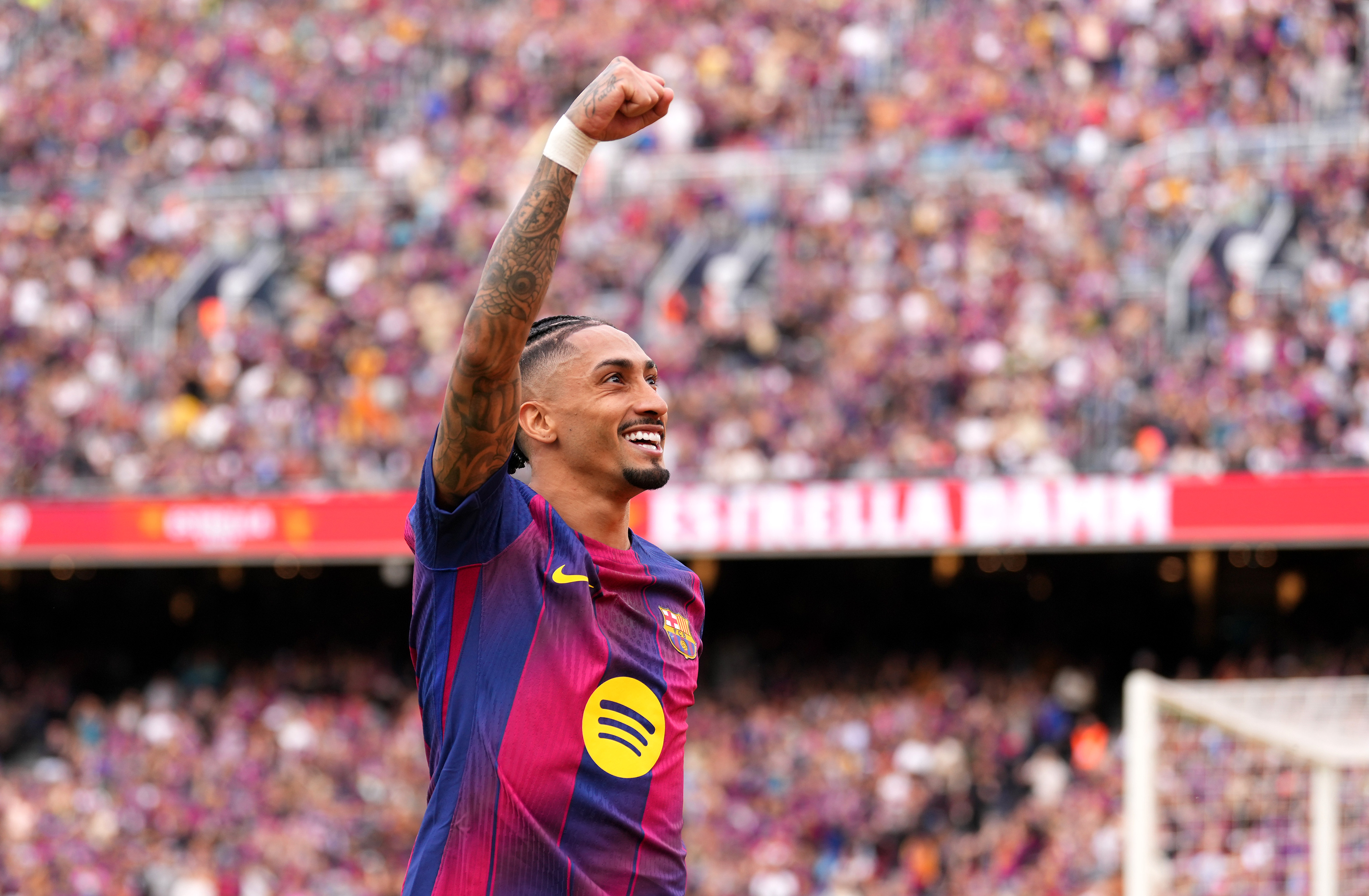 Raphinha celebrando su gol | Photo by Alex Caparros/Getty Images