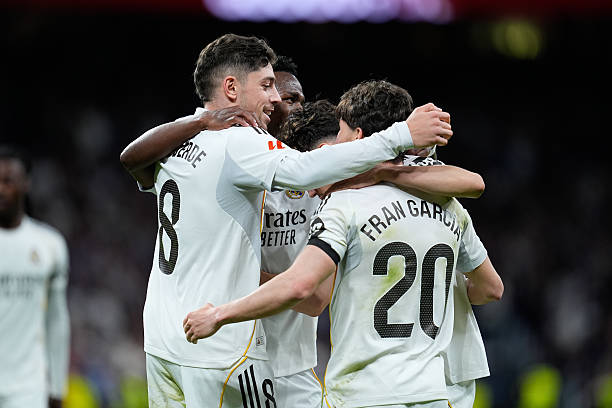 Los jugadores del Real Madrid celebrando uno de los golazos ante el Elche