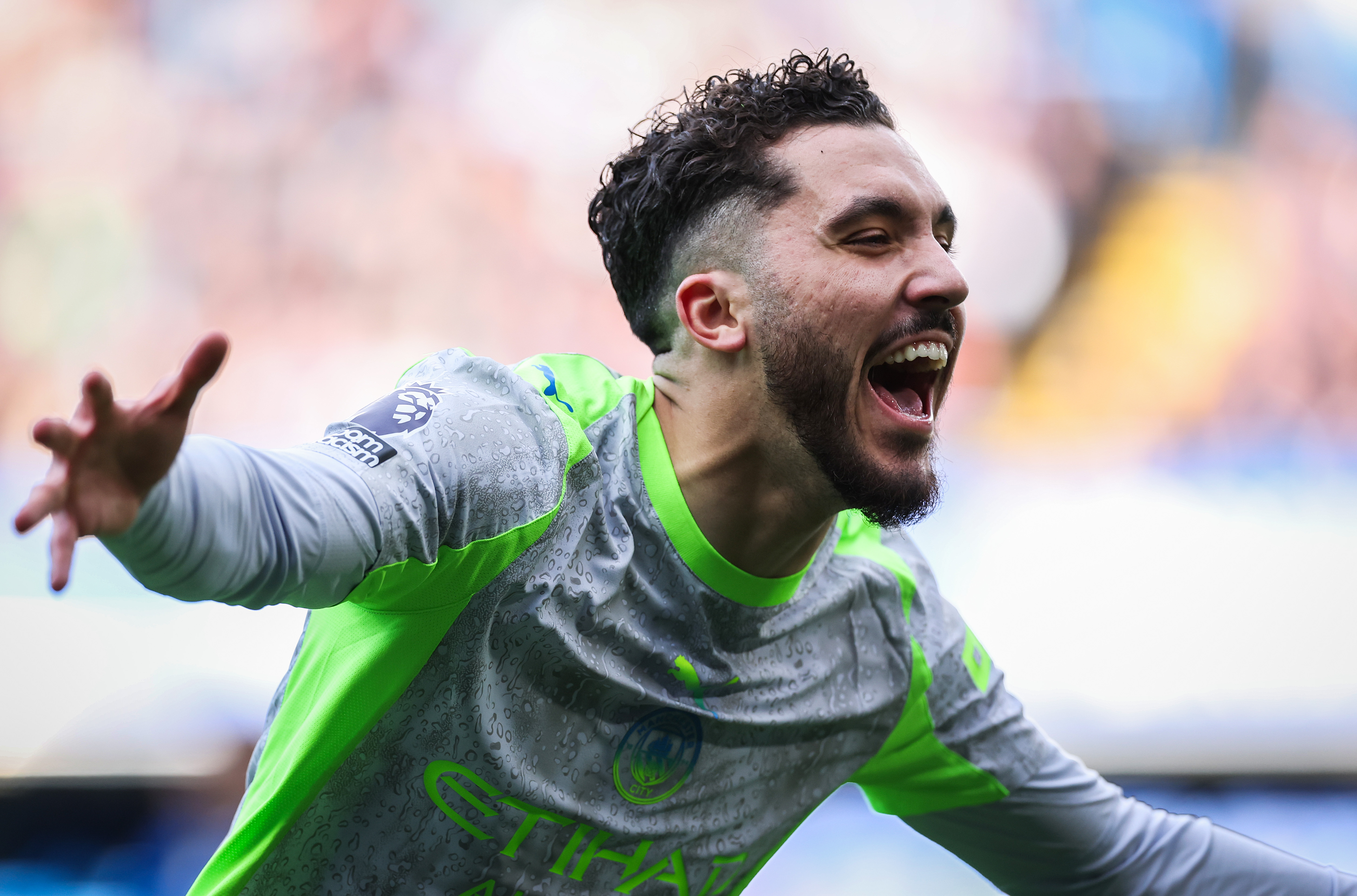 Rayan Cherki celebrando el primer gol del Manchester City ante el Chelsea | Photo by Ryan Pierse/Getty Images