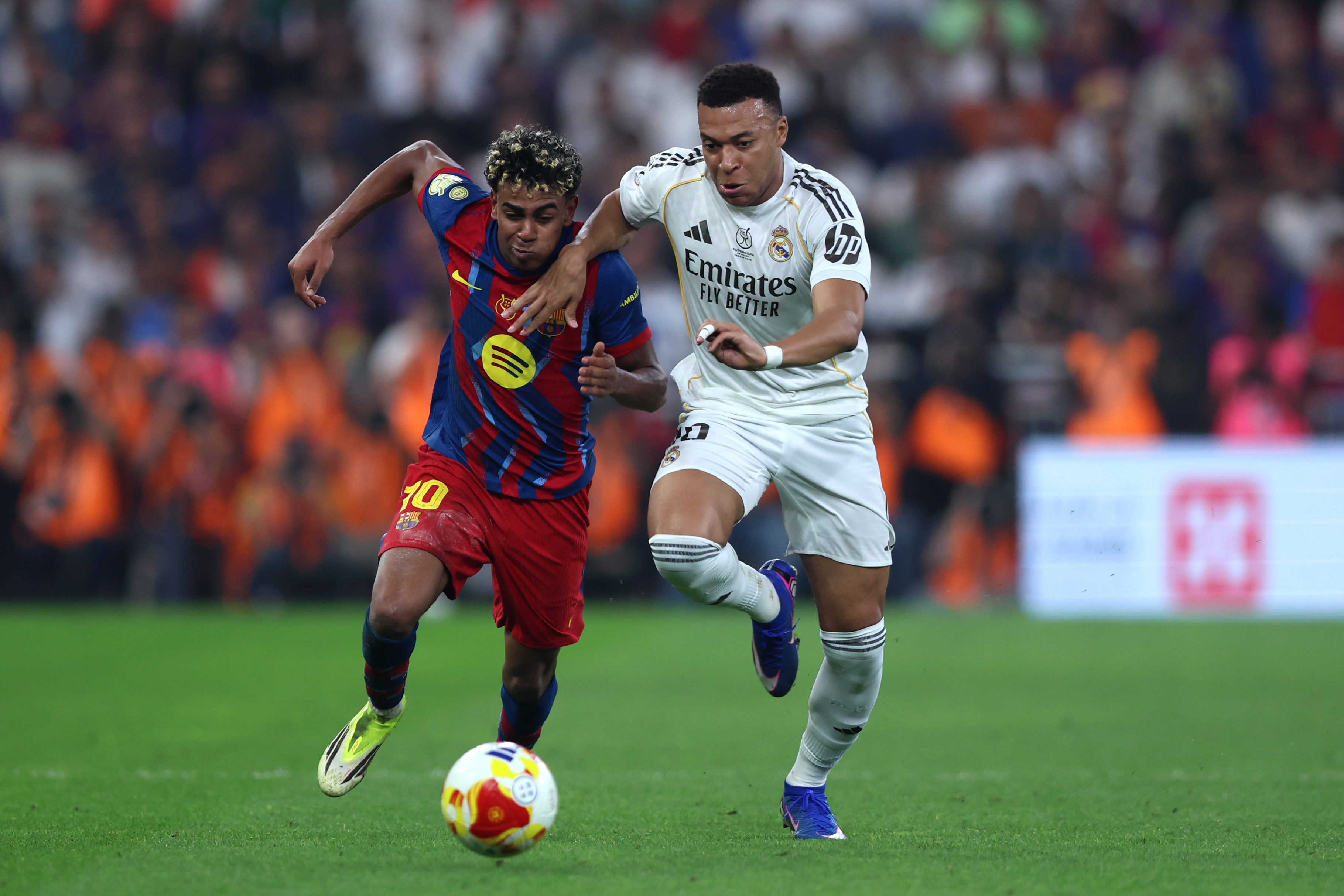 Lamine Yamal y Mbappé en la disputa de un balón | Photo by Yasser Bakhsh/Getty Images